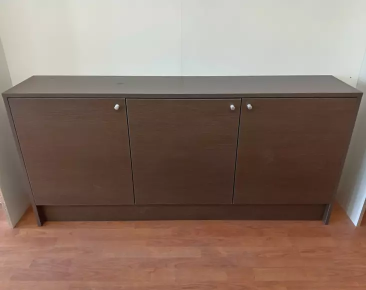 Ruskea kaappi kolmella ovella - Kalusteet - MALLIPOISTO13 - 1